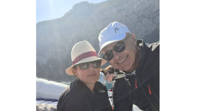 Una domenica di relax a Capri per Luca Zingaretti e la moglie Luisa Ranieri, più innamorati che mai